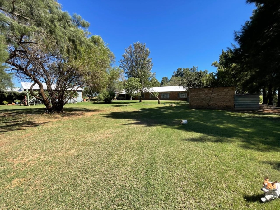 6 Bedroom Property for Sale in Bloemhof Rural North West